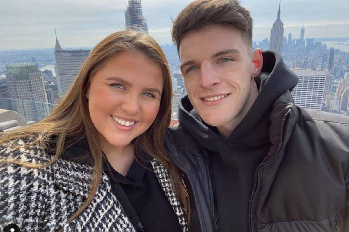 La novia de la figura del Arsenal sufrió acoso en las redes por su aspecto físico y sale a defenderla: “Merece algo mejor”