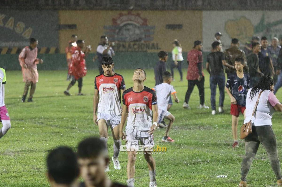 ¡Locura total! Invasión de aficionados y tristeza de Lone: Así celebró el ascenso a Liga Nacional el Olancho FC