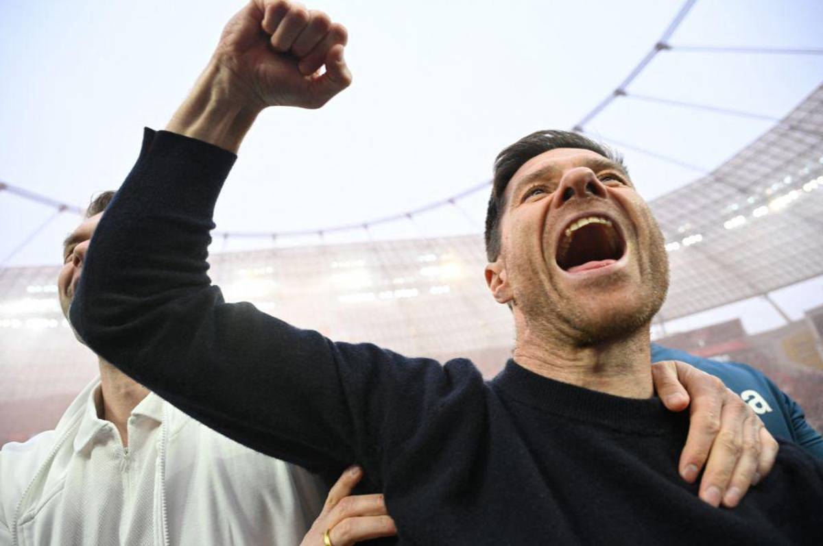Fotos: Xabi Alonso se ‘hunde’ en el alcohol y la loca invasión de la afición del Bayer Leverkusen tras quedar campeones