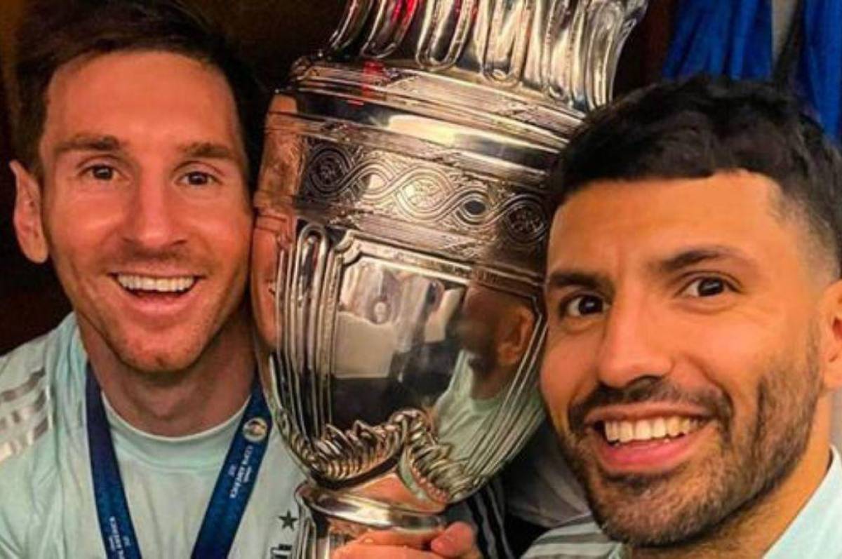 Messi y su amigo el Kun Agüero con la Copa América que ganaron en Brasil en 2021.