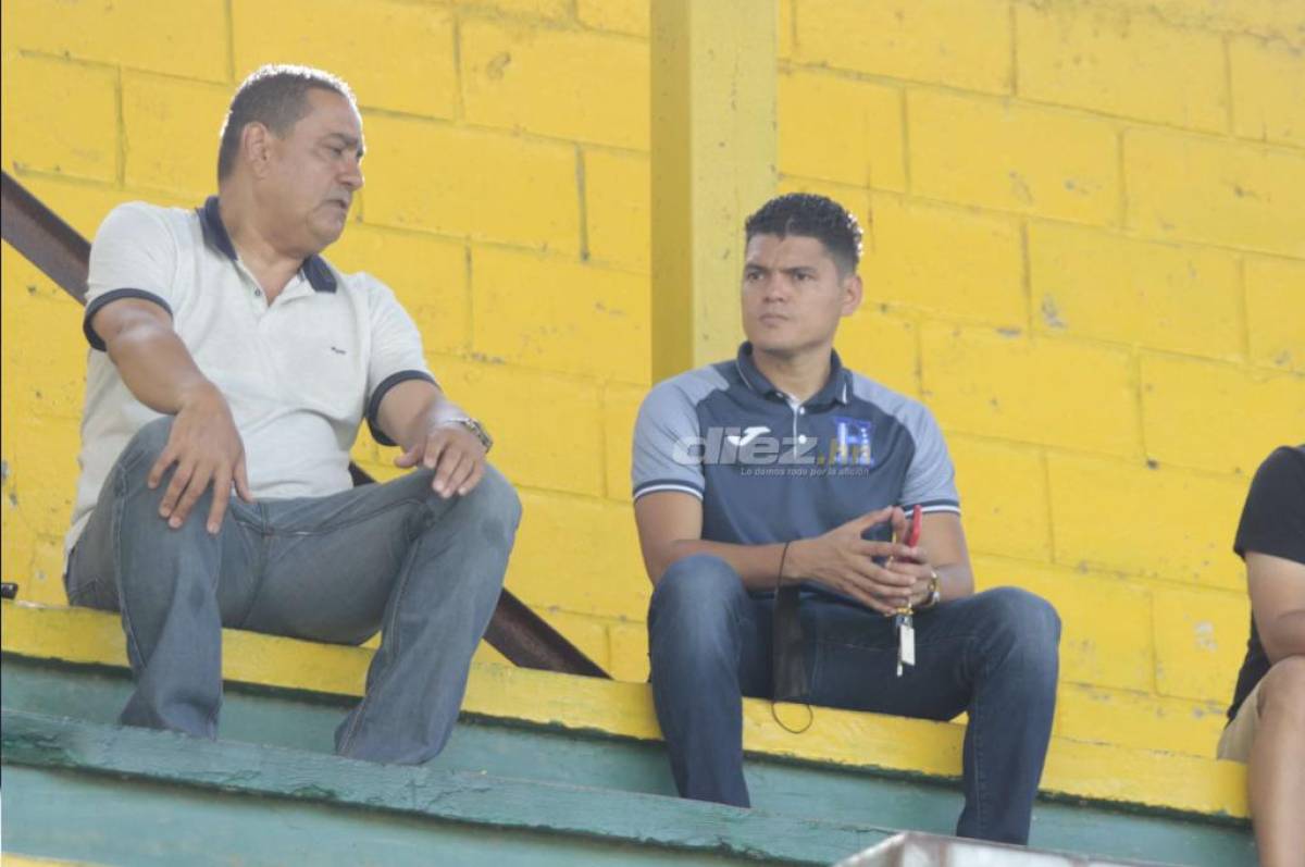 Luis Alvarado en observación del juego de reservas entre Honduras Progreso y Motagua. FOTOS: Neptalí Romero