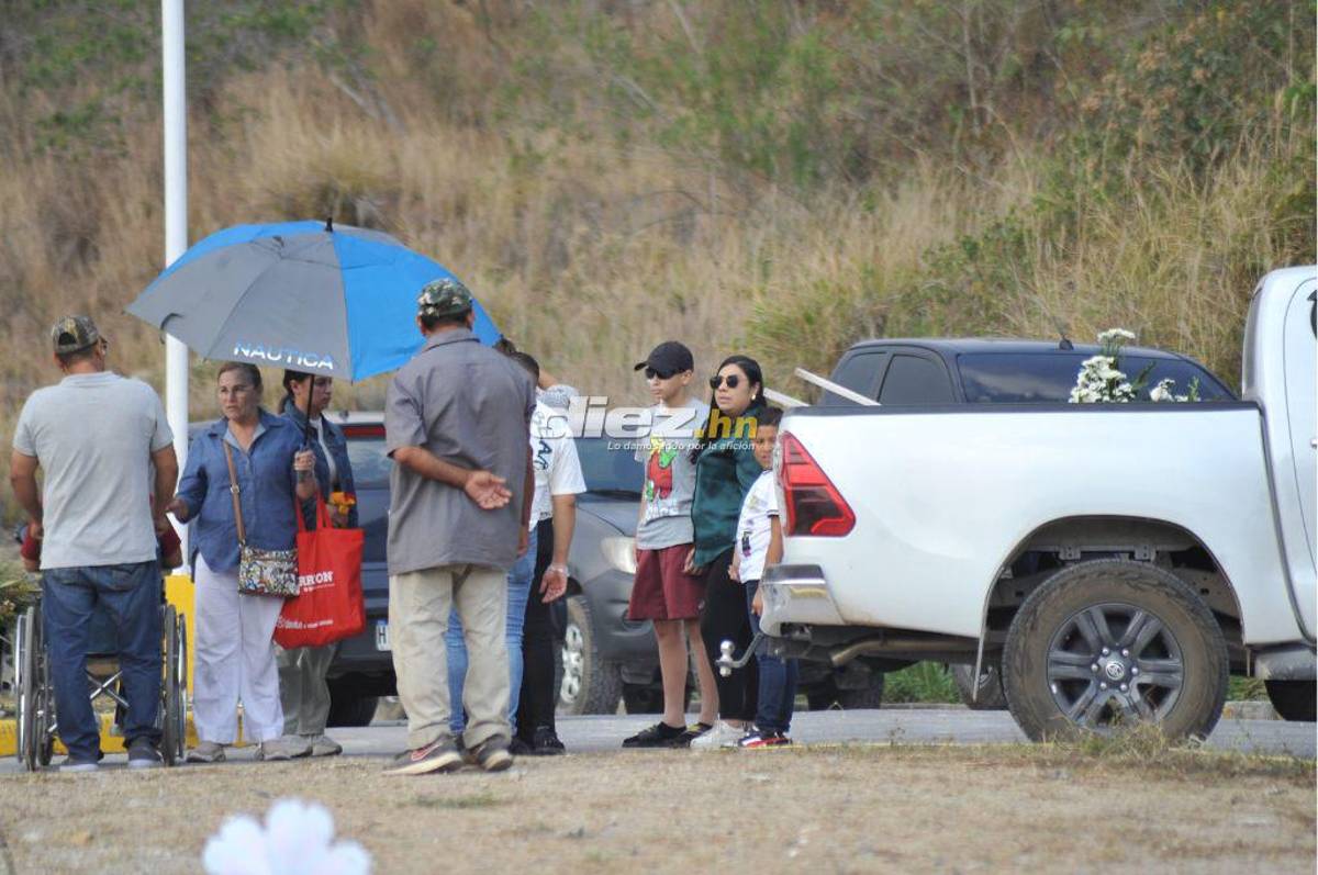 Desgarrador adiós: Rubén Matamoros llegó en silla de ruedas a enterrar a su hijo de 12 años y así recibió el respaldo