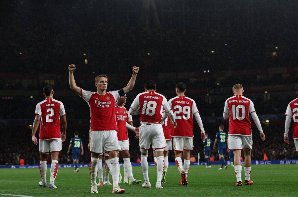 ¡Noche mágica! Arsenal propina tremenda paliza al PSV de Holanda y logra regreso triunfal a la Champions League