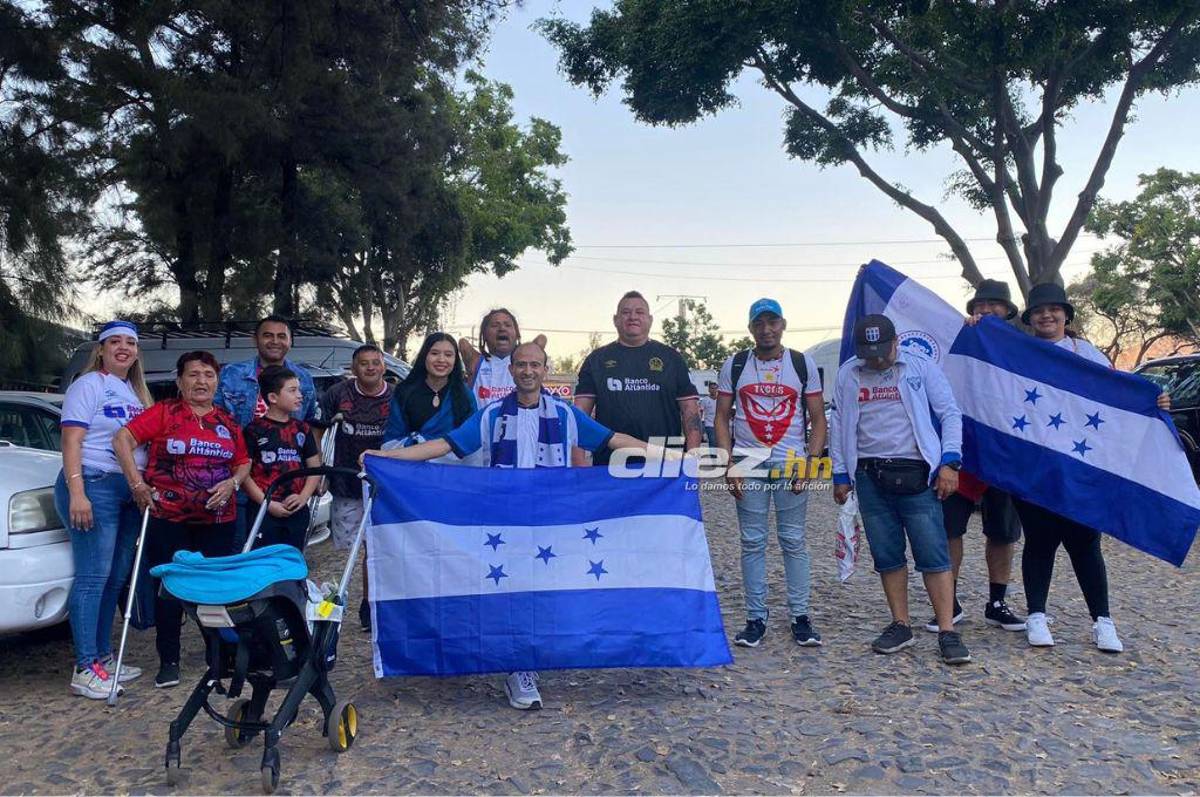 ¡Locura merengue! Afición del Olimpia comienza a “pintar” el estadio Jalisco y esposa de futbolista del Atlas sorprende con mensaje en pancarta