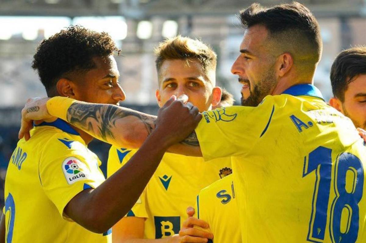 Choco Lozano dio gran asistencia en el enorme triunfo del Cádiz sobre Levante y se dan un respiro en LaLiga