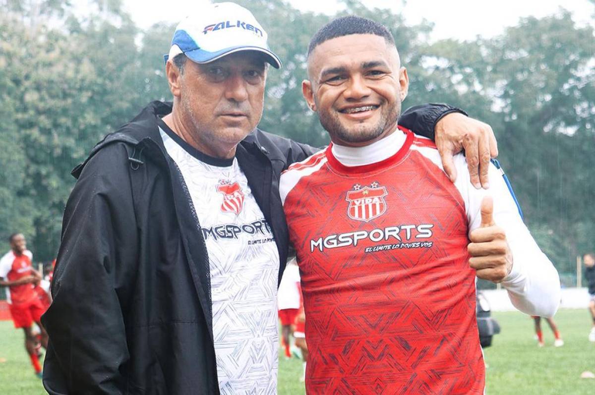 El entrenador Fernando Mira junto al delantero Alexander Aguilar quien es una de las figuras del conjunto cocotero. Fotos cortesía Club Vida