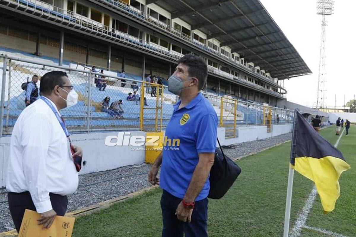 Héctor Vargas platica con el comisario del juego antes de ingresar al vestuario de local del estadio Morazán.