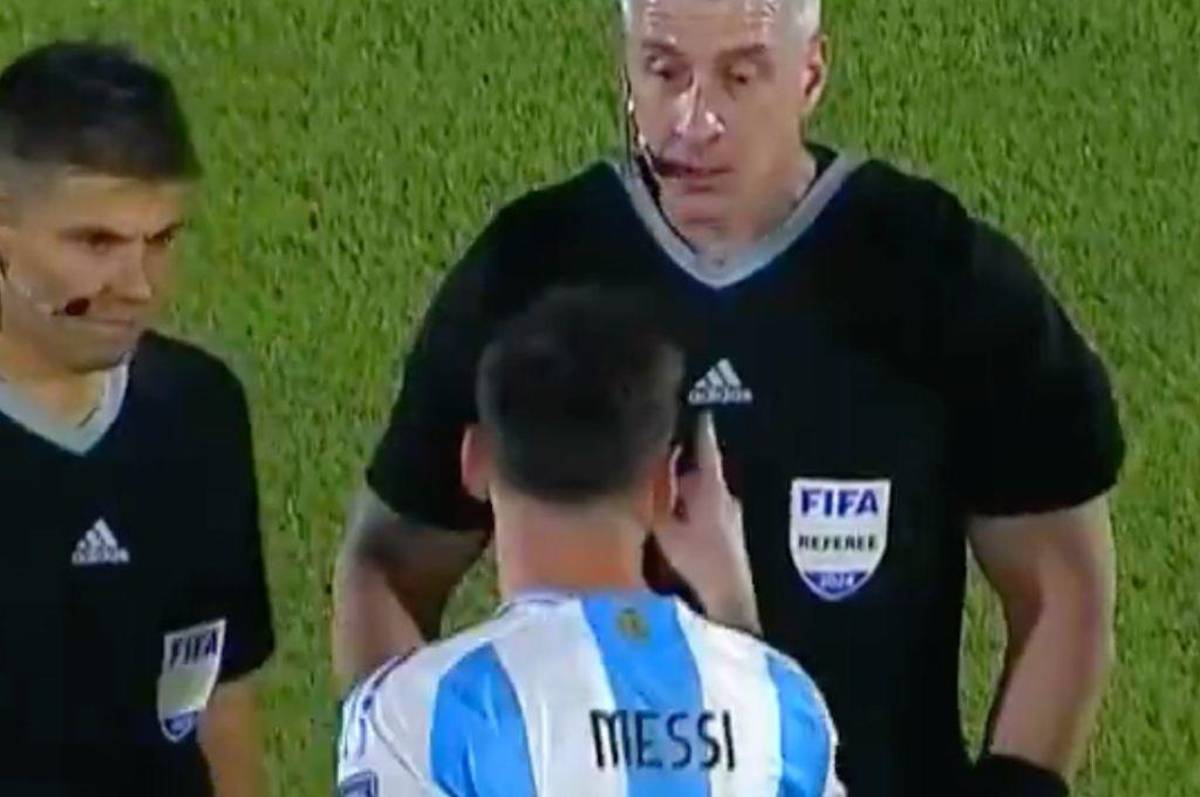 Messi insultó al árbitro en la caída ante Paraguay, Scaloni lo respaldó con un “caradura” y el golazo de chilena de Sanabria