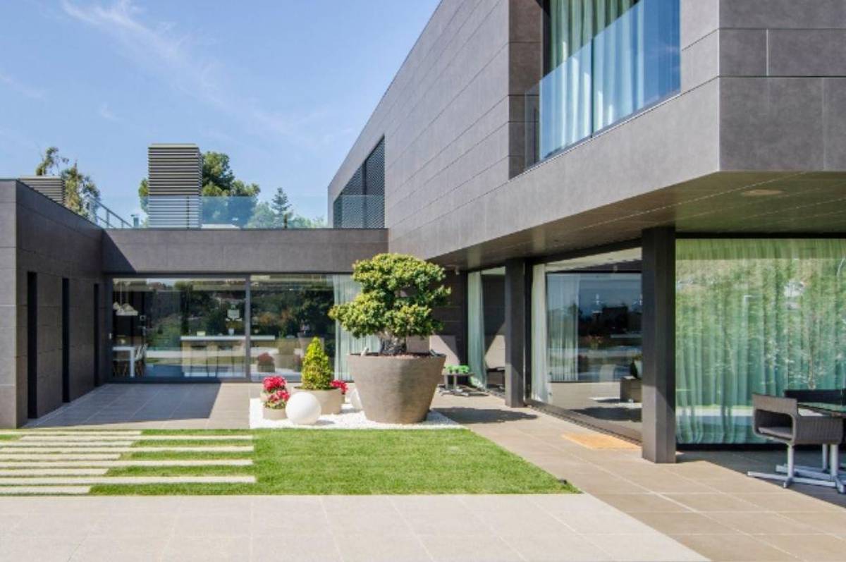 Ex figura del Barcelona es demandado por vandalizar una lujosa mansión: “Utilizaban las cortinas como columpio sexual”