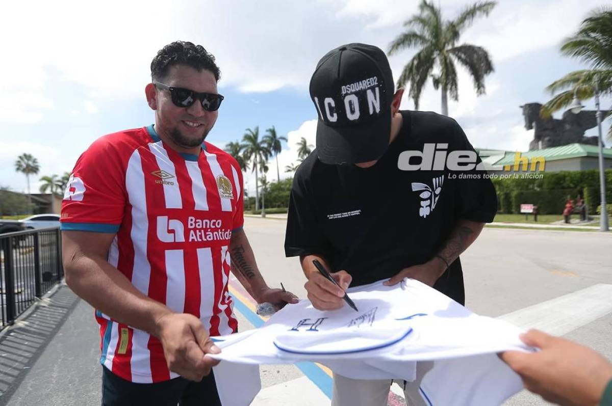 Palma le firma una camiseta a un aficionado hondureño que llegó a saludarlo.