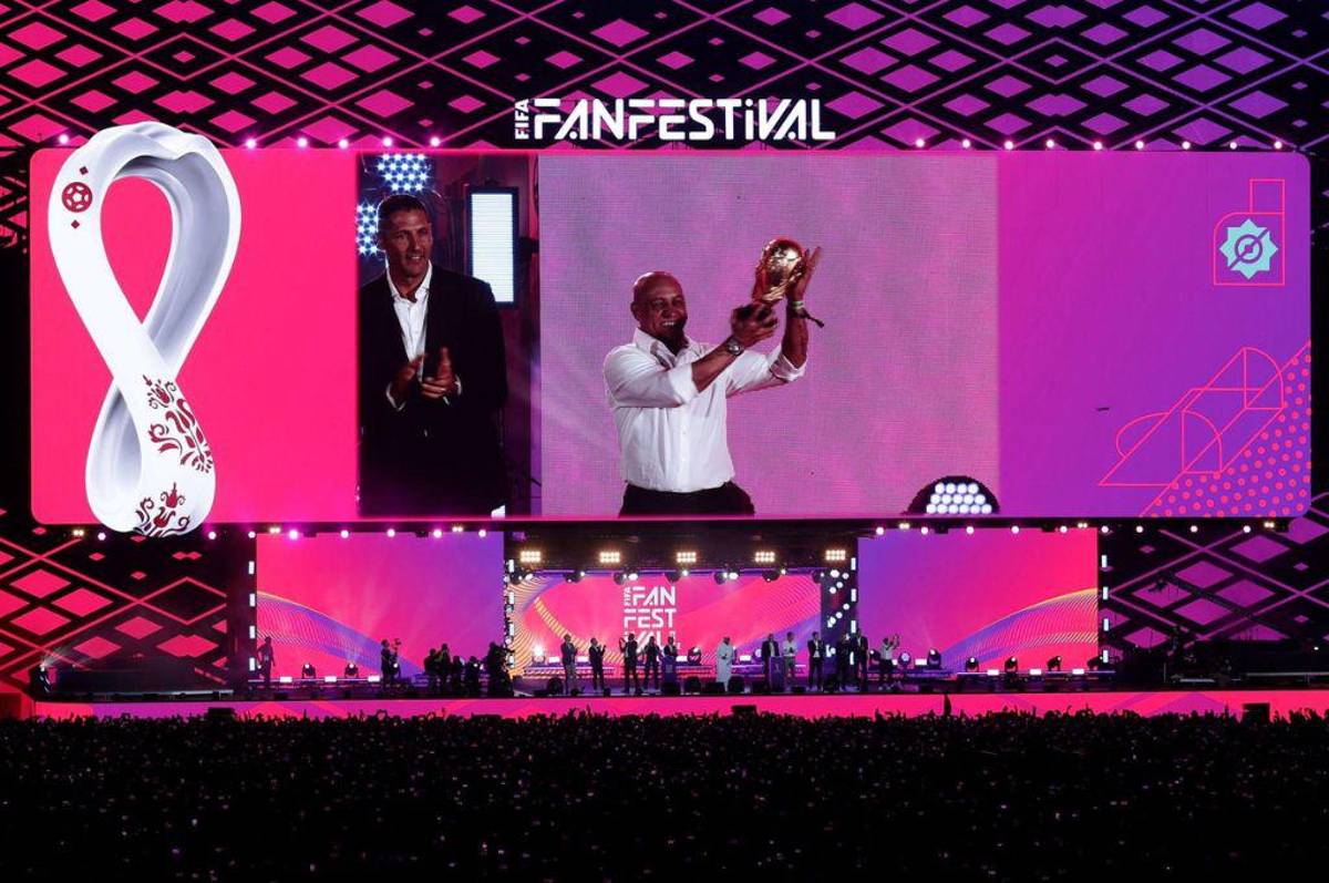 ¡Estrellas del fútbol! Kempes, Casillas y otros campeones del mundo asistieron al Fan Festival y al partido Qatar-Ecuador