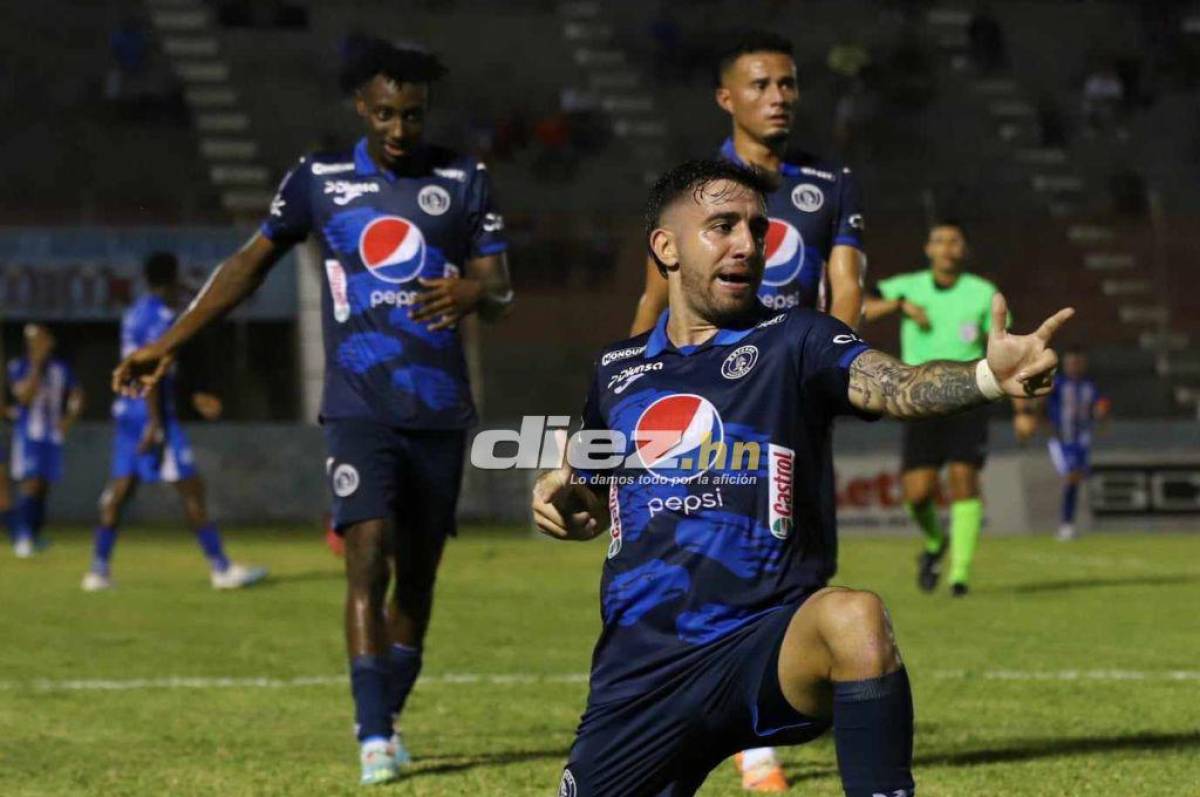 La celebración de Auzmendi tras sus dos goles ante el Victoria. FOTO DIEZ: Esaú Ocampo.
