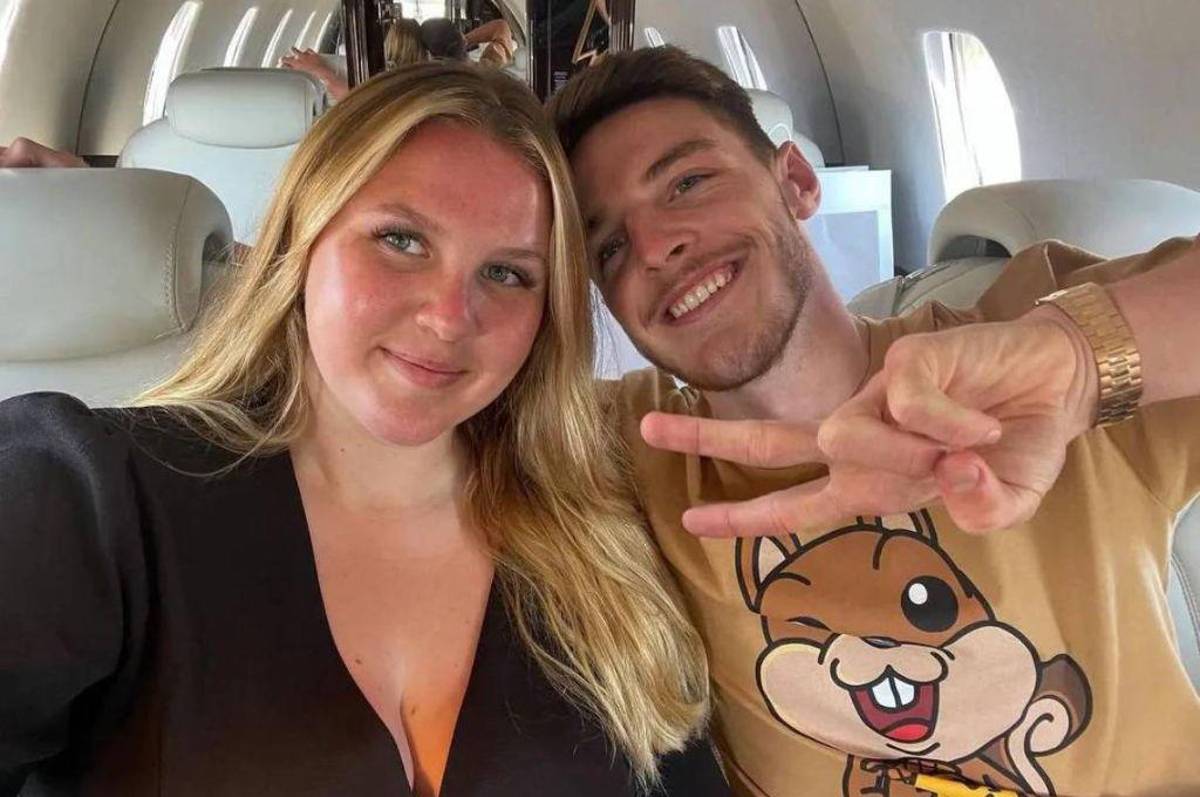 La novia de la figura del Arsenal sufrió acoso en las redes por su aspecto físico y sale a defenderla: “Merece algo mejor”