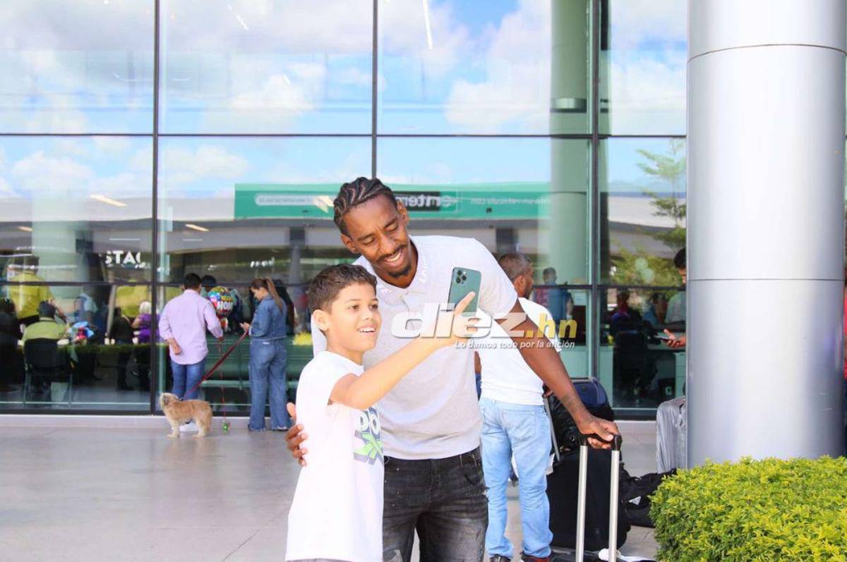 Ya están en Honduras: Locura de las chicas por Luis Palma en el aeropuerto y el tierno beso de Kervin Arriaga a su esposa