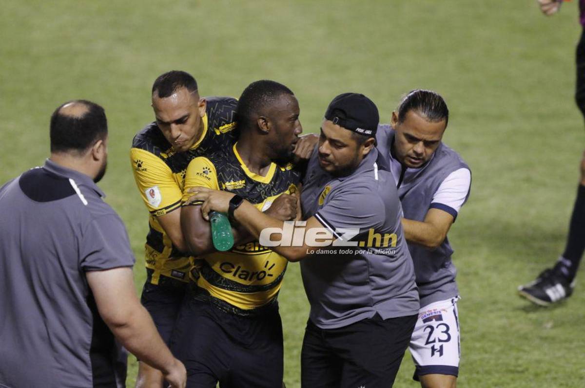 Jhow Benavídez de portero, la roja a “Buba” López y bronca entre jugadores de Real España y Génesis