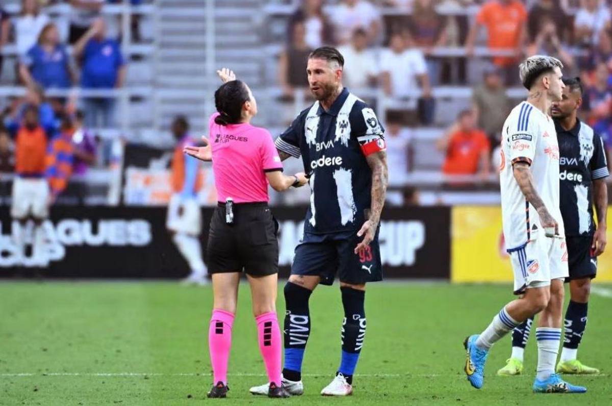 Árbitra que le dirigió a Honduras recibe amenazas a muerte y la FIFA sale al paso en respaldo de Katia García, la silbante mexicana