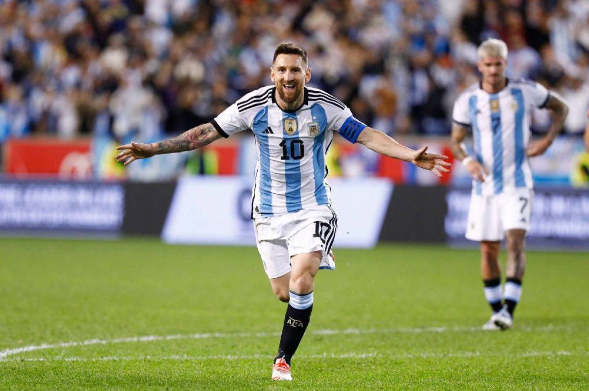 Locura por Messi: aficionados invaden cancha en varias ocasiones en el Argentina-Jamaica y así reaccionó el crack