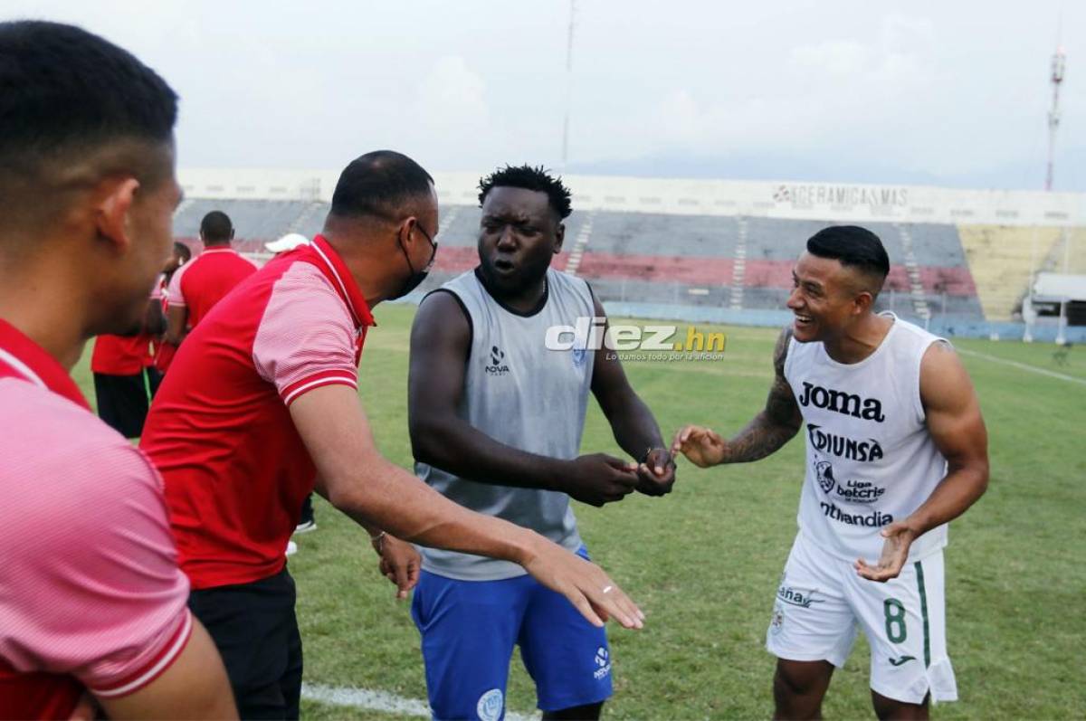 Wilmer Crisanto bromea con Ovidio Lanza y Luis Garrido previo al partido.