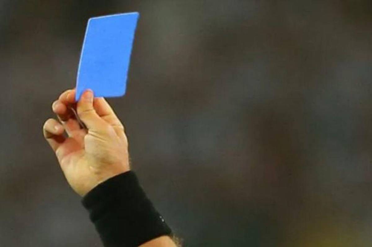 La tarjeta azul llega al fútbol profesional: ¿para qué sirve y cuándo se usará la nueva regla de la FIFA?