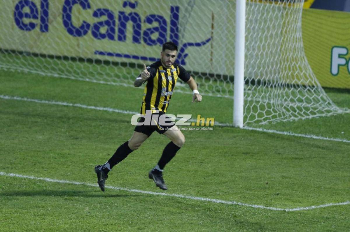 Ramiro Rocca le dio el gane a Real España con un gol de penal para hacer el 2-1. Foto: Neptali Romero.
