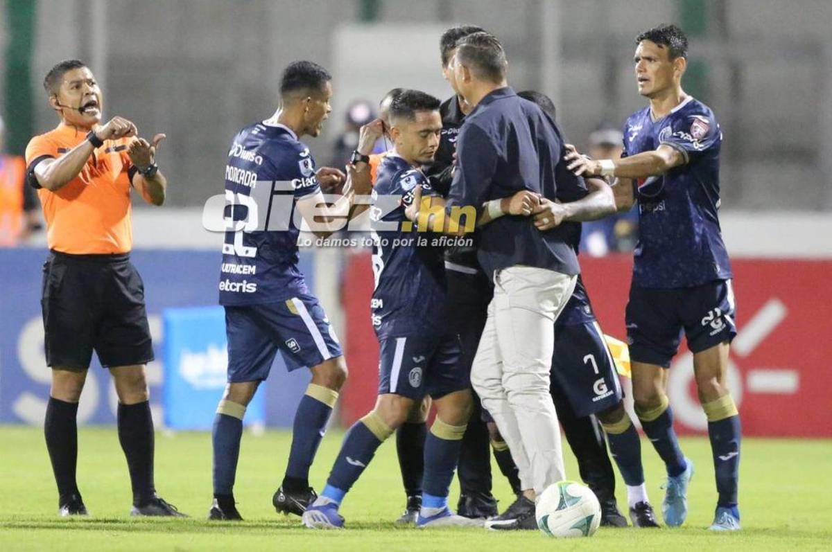 Fotos: La “Tota” Medina fue a encarar al árbitro, aficionados lanzan de todo y ¿dónde terminó viendo el juego el DT de Motagua?