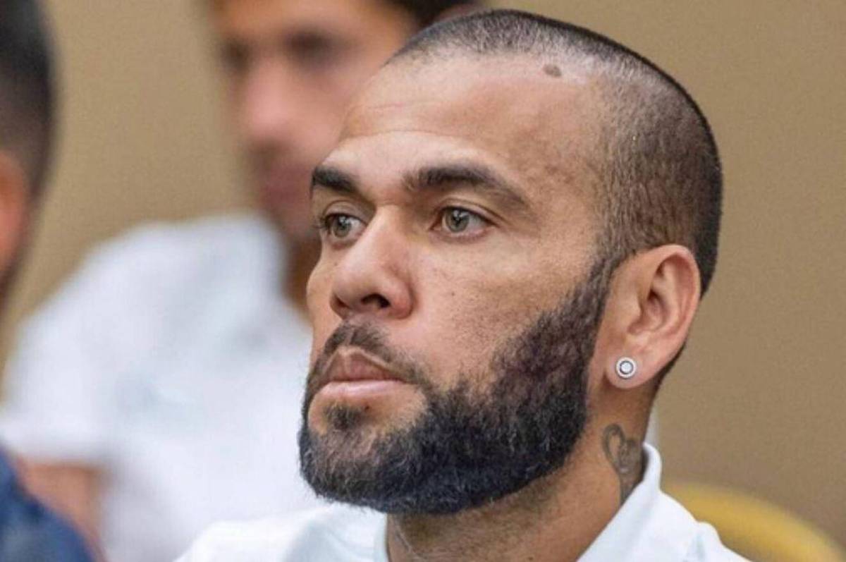 La Fiscalía pide mantener preso a Dani Alves y lo que confirmó el abogado del futbolista en la audiencia
