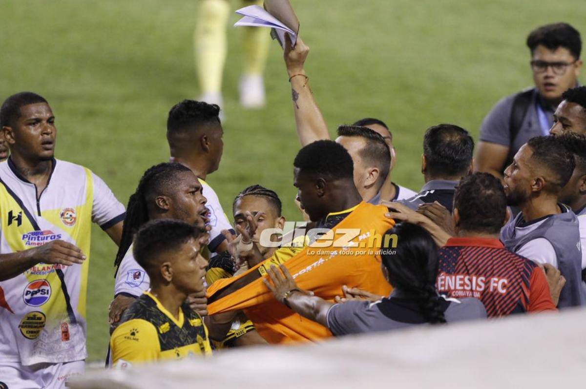 Jhow Benavídez de portero, la roja a “Buba” López y bronca entre jugadores de Real España y Génesis