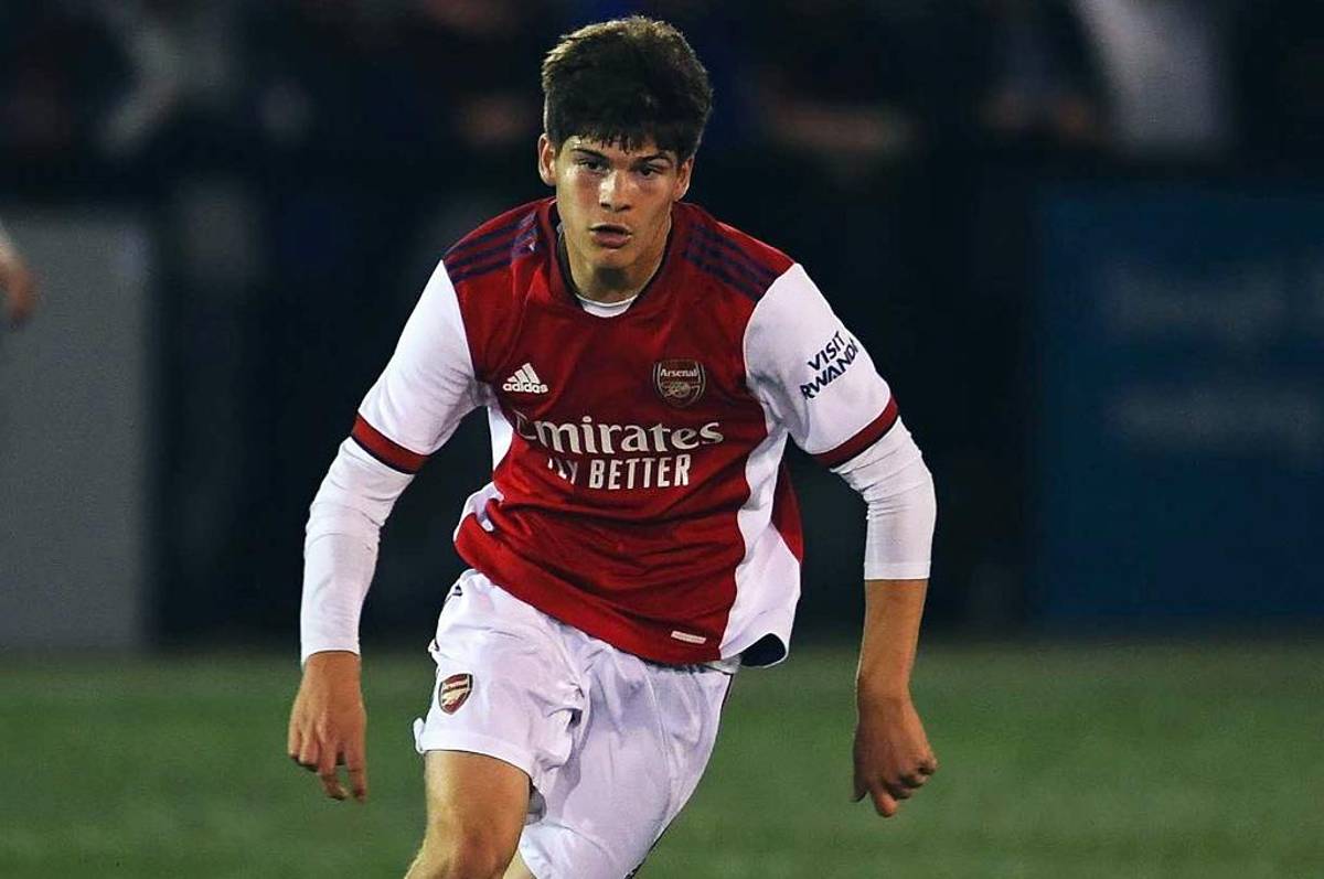 Costarricense Elián Quesada ya entrena con la primera plantilla del Arsenal de la Premier League