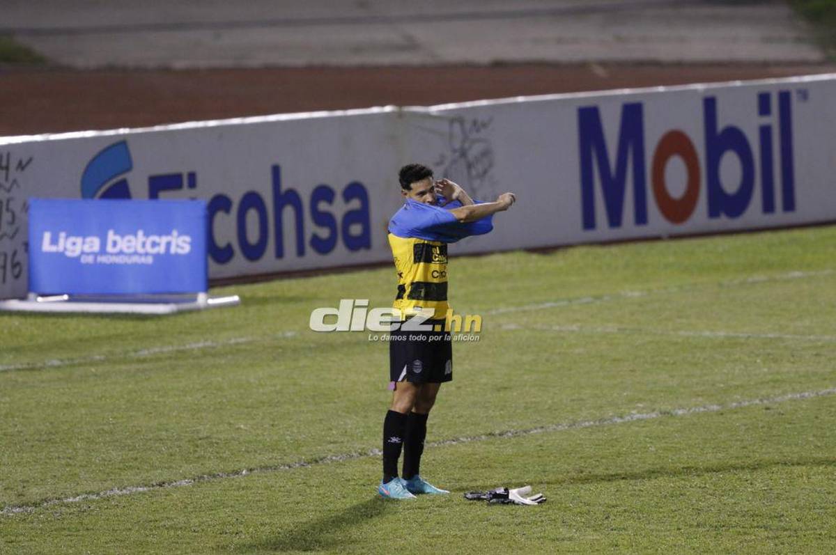 Jhow Benavídez de portero, la roja a “Buba” López y bronca entre jugadores de Real España y Génesis