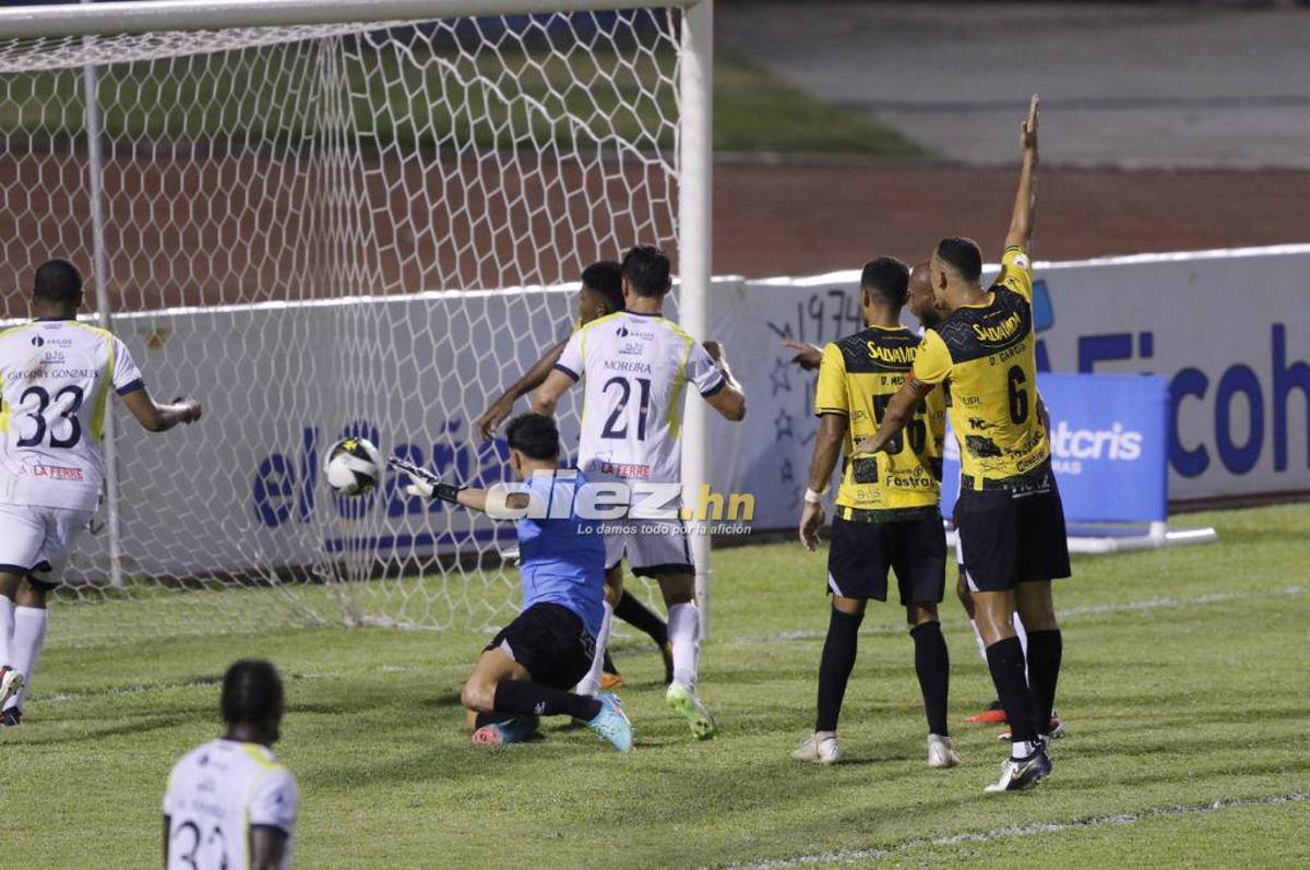 Jhow Benavídez de portero, la roja a “Buba” López y bronca entre jugadores de Real España y Génesis