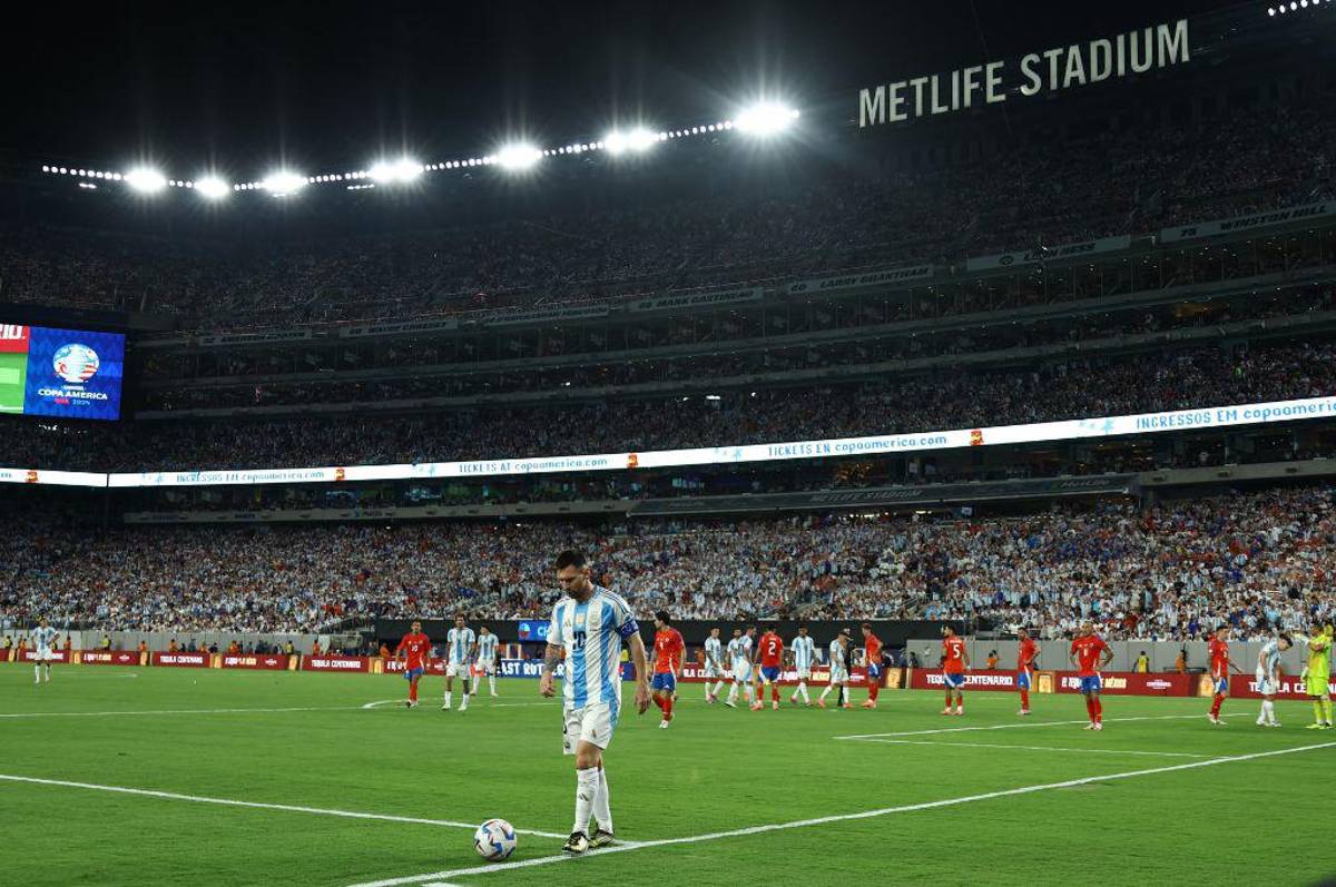 La polémica imagen del VAR en gol de Argentina ante Chile, la bronca de Messi con el árbitro y los masajes que ocupó