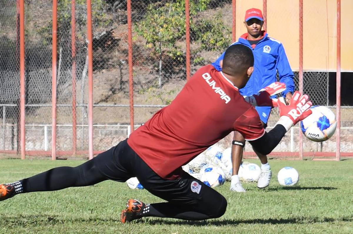 Donis Escober se incorpora como preparador de porteros al cuerpo técnico interino de Olimpia