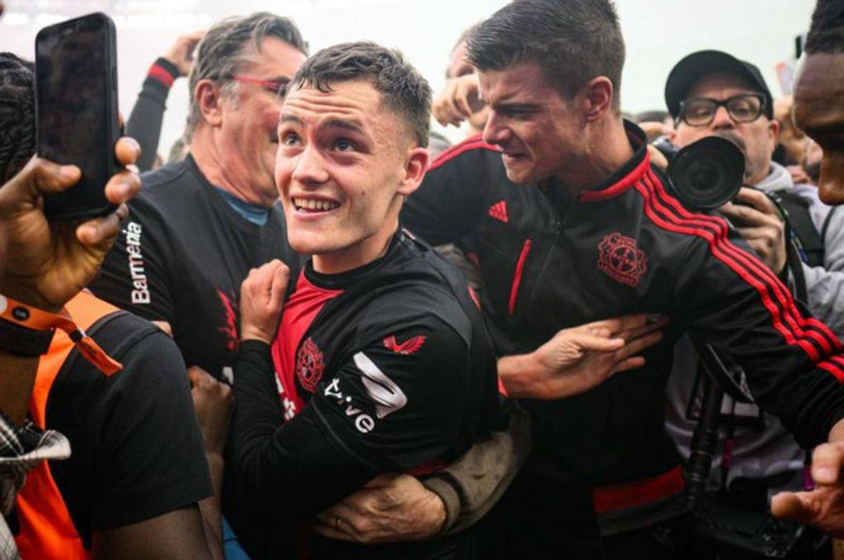 Fotos: Xabi Alonso se ‘hunde’ en el alcohol y la loca invasión de la afición del Bayer Leverkusen tras quedar campeones