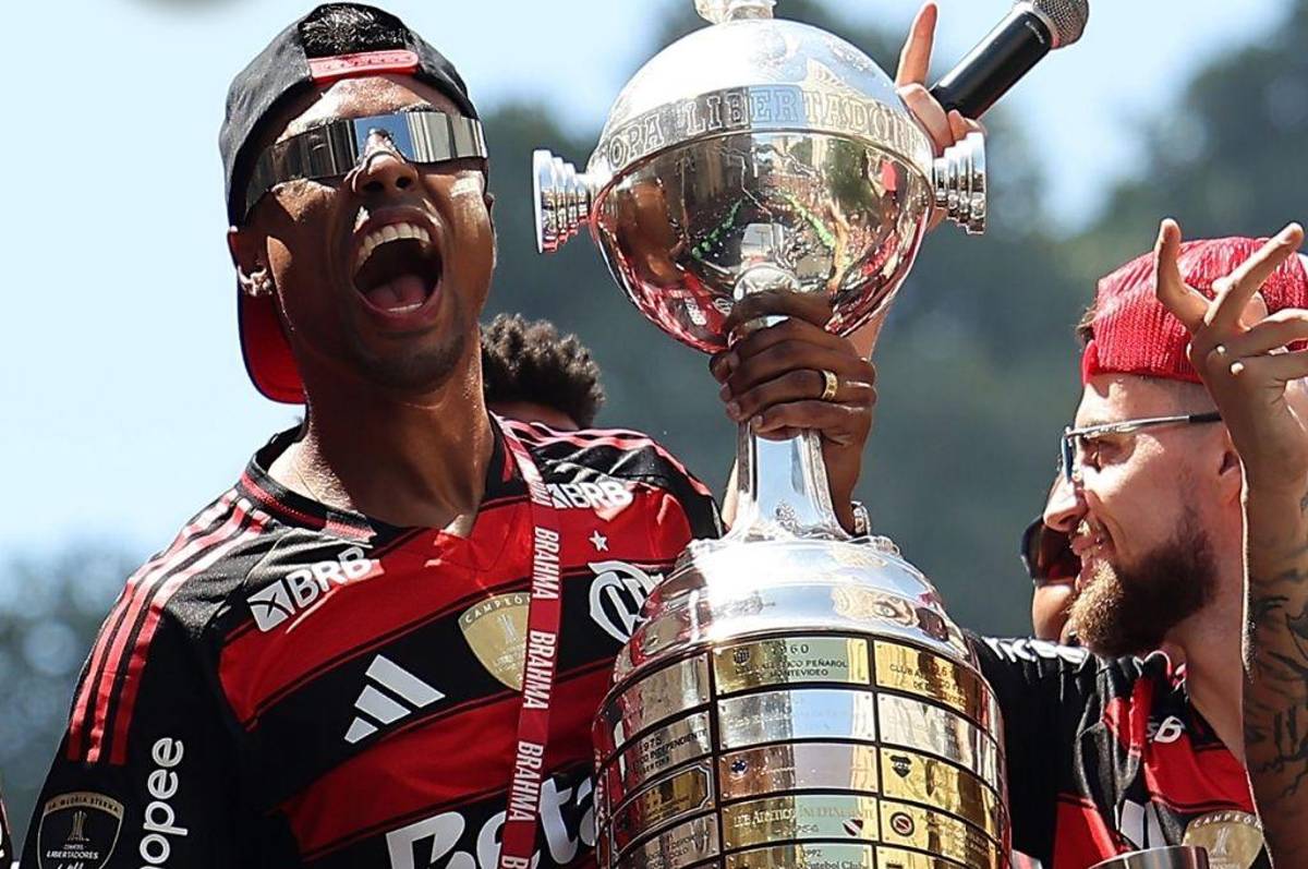 ¡Insólito! jugadores de Flamengo quiebran la Copa Libertadores en los festejos y el método que utilizaron para repararlo