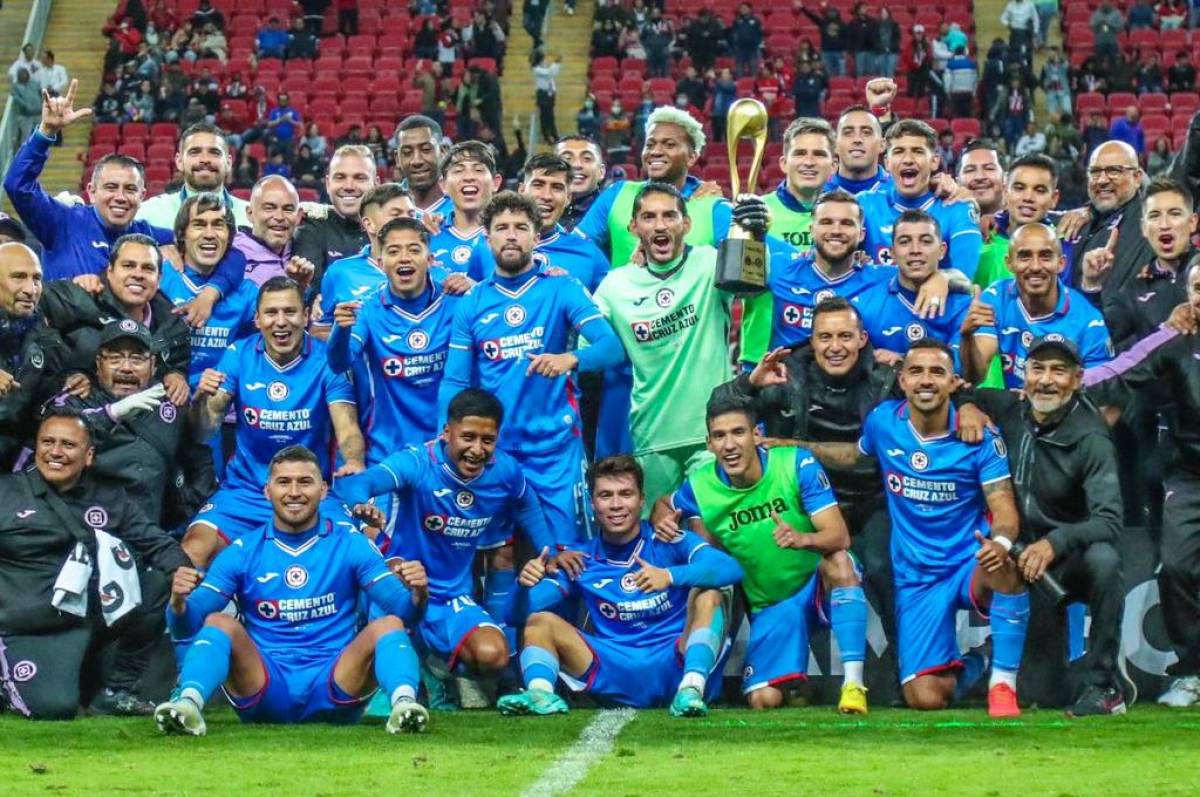 El ‘Potro’ Gutiérrez, extécnico del Real España, celebra su primer título con el Cruz Azul de México