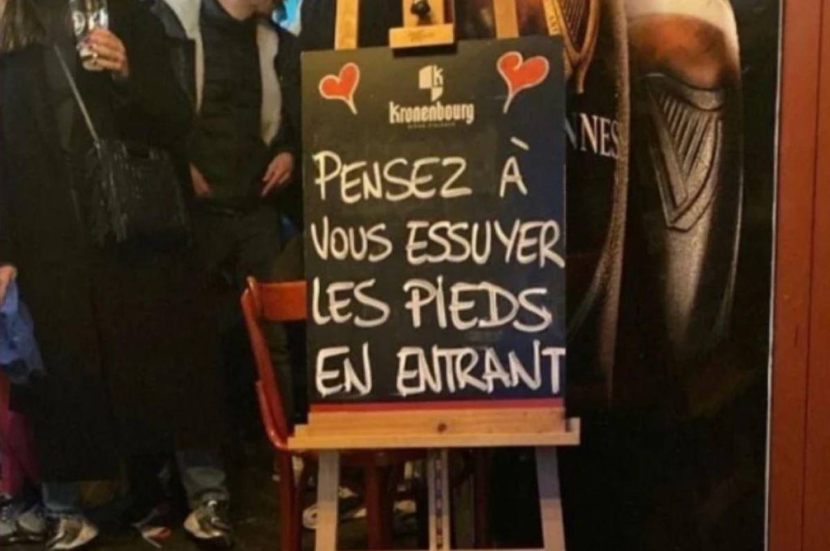 ¡Tremenda Polémica! Un bar francés usa la camiseta de Messi para que los clientes se limpien los pies