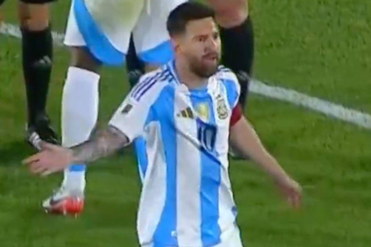 Messi insultó al árbitro en la caída ante Paraguay, Scaloni lo respaldó con un “caradura” y el golazo de chilena de Sanabria