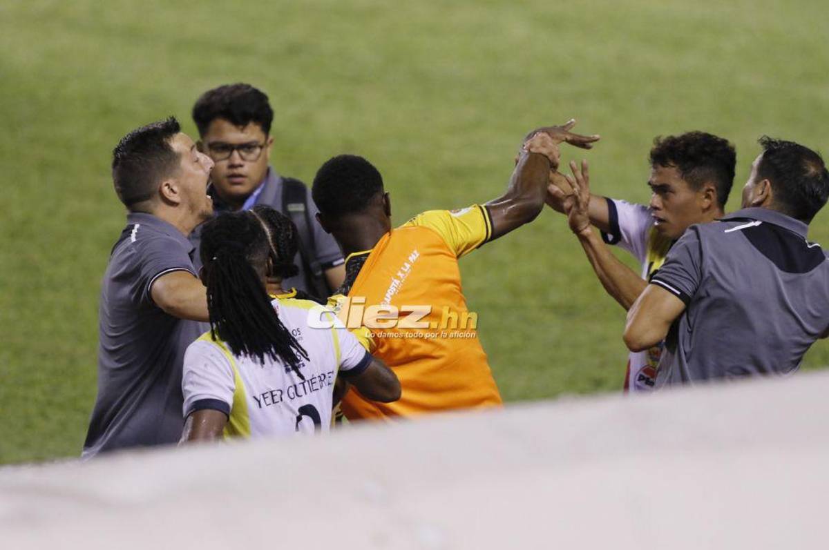 Jhow Benavídez de portero, la roja a “Buba” López y bronca entre jugadores de Real España y Génesis