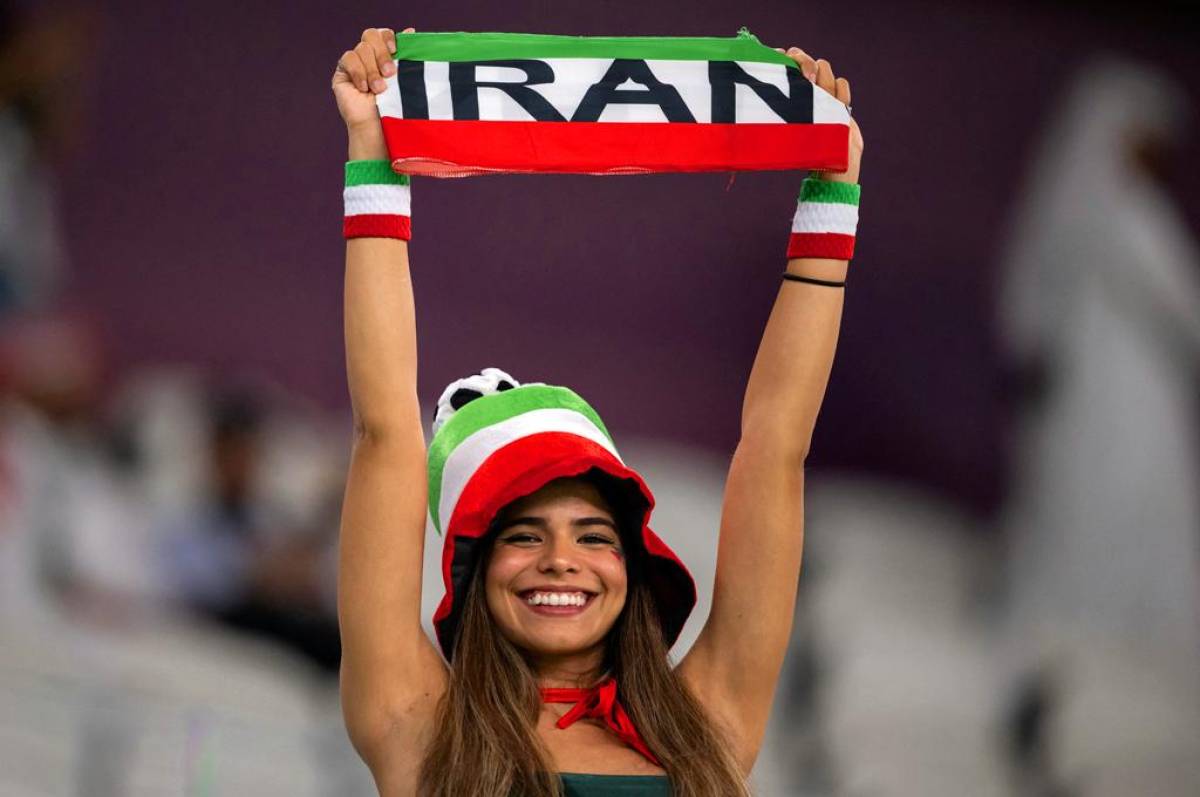 Irán tiene presencia femenina en las gradas; la preciosa chica iraní en el Al Thumama.