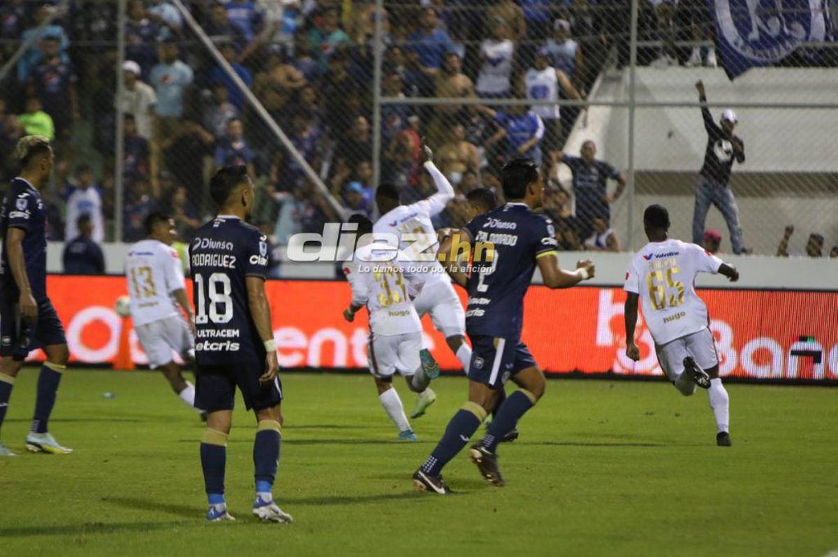Fotos: La “Tota” Medina fue a encarar al árbitro, aficionados lanzan de todo y ¿dónde terminó viendo el juego el DT de Motagua?