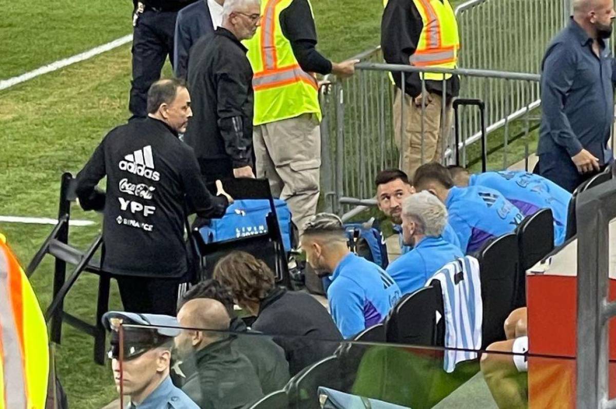 Locura por Messi: aficionados invaden cancha en varias ocasiones en el Argentina-Jamaica y así reaccionó el crack