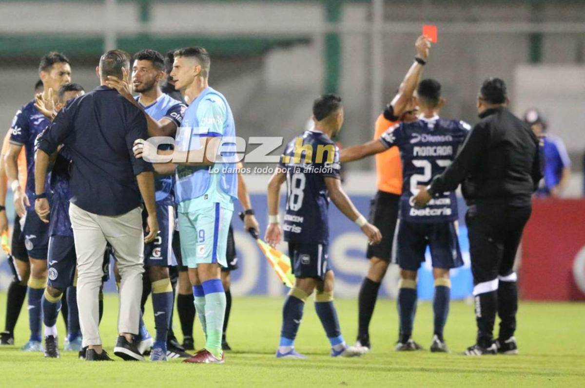 Fotos: La “Tota” Medina fue a encarar al árbitro, aficionados lanzan de todo y ¿dónde terminó viendo el juego el DT de Motagua?