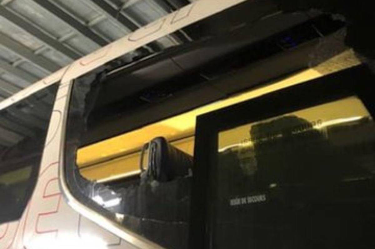 Le destrozaron la cara al entrenador del Lyon: hinchas de Marsella apedrearon el bus y esta ha sido la decisión de la Ligue 1