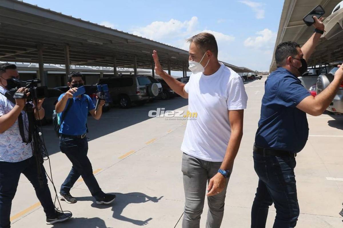 Medina saluda a los periodistas de DIEZ que lo recibieron en el aeropuerto de Palmerola. Foto: Marvin Salgado