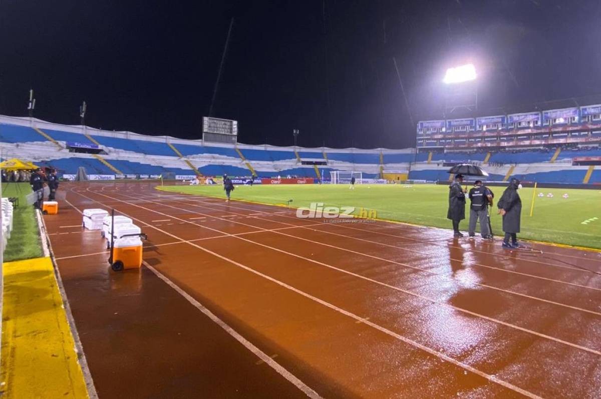 Llueve sobre el estadio Olímpico. El partido se mantiene a las 8:00 de la noche aún.