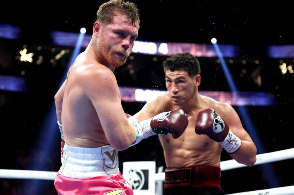 Canelo Álvarez levantó al ruso Bivol en pleno combate y quiénes eran las bellas mujeres que estaban en la segunda fila