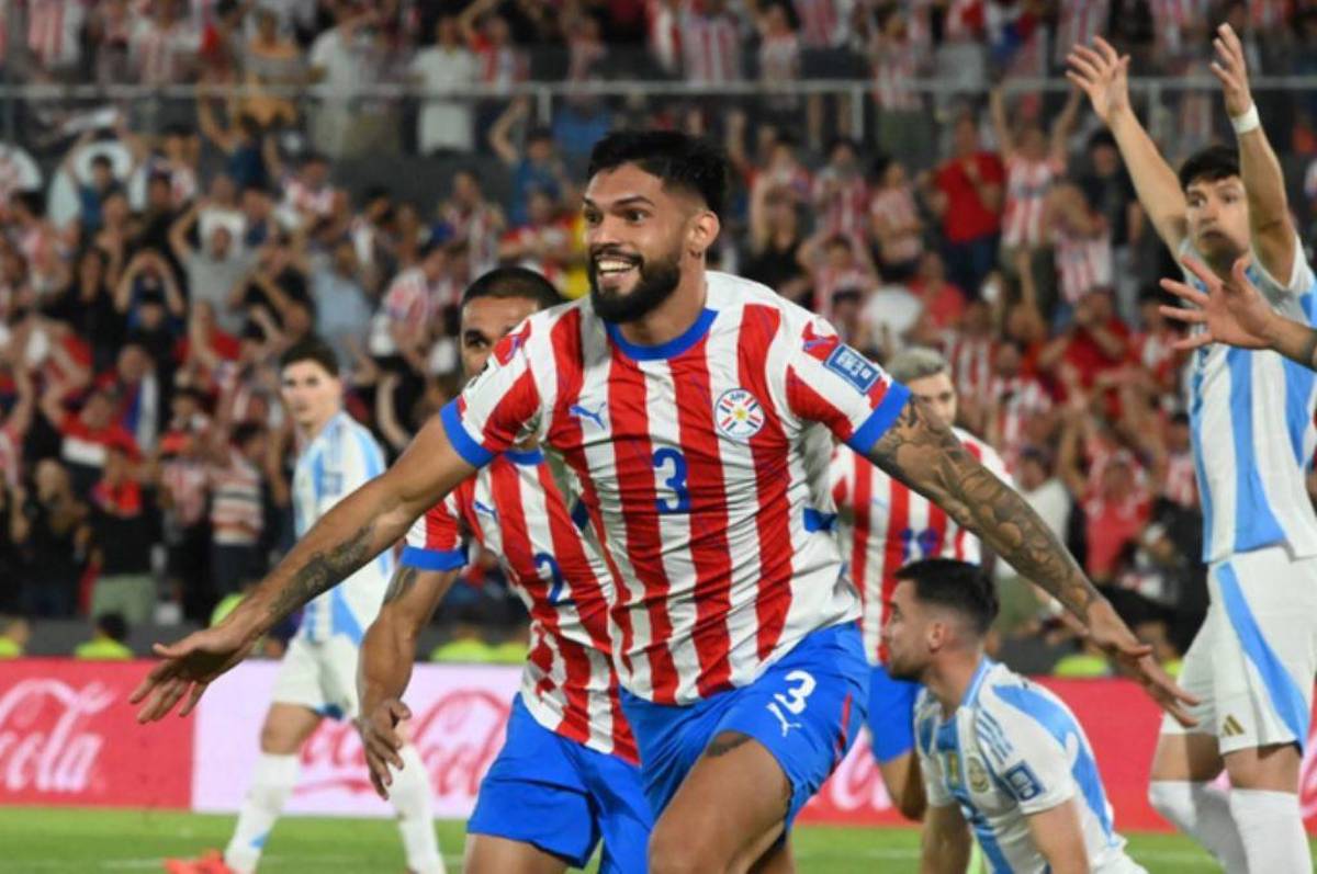 Messi insultó al árbitro en la caída ante Paraguay, Scaloni lo respaldó con un “caradura” y el golazo de chilena de Sanabria