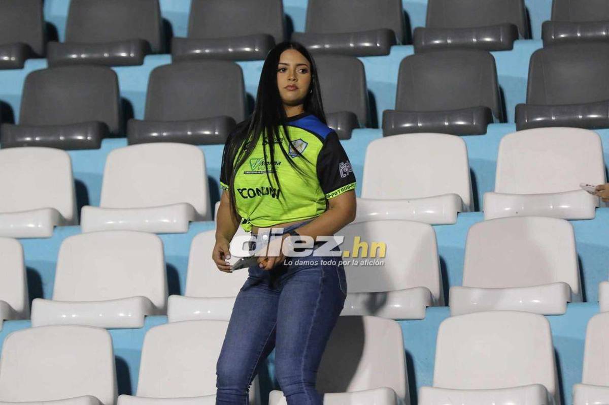 Las dos aficionadas de Potros que se robaron las miradas en el estadio Nacional y la reacción de Auzmendi al ver a sus ex compañeros