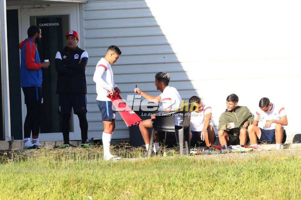 Así fue el penúltimo entrenamiento del Olimpia de cara a la final: Risas, visita especial y regalando firmas