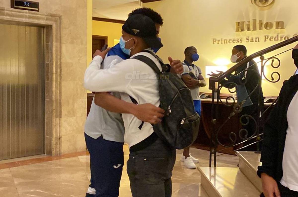 Choco Lozano se despide con Bryan Moya quien viajó a Tegucigalpa para unirse al Olimpia. El hondureño entró ilegalmnente a EEUU hace unos años y aún no revuelve su situación migratoria.